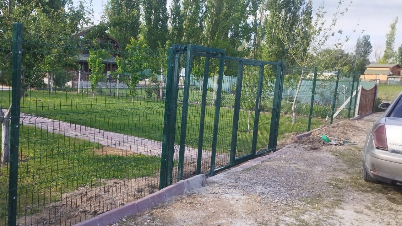 Ev bahçesi çevresinde panel çit ve yürüyüş kapısı