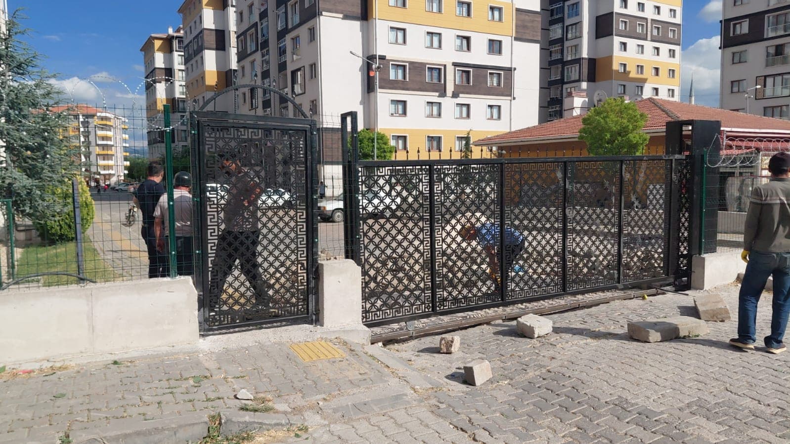Montaj ekibinin çit kapısını yerine takma çalışması