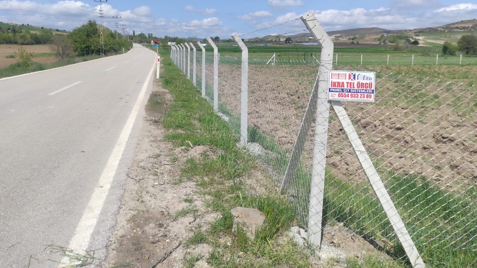 Yol kenarındaki arazinin çevresine çekilmiş tel örgü (fens teli)