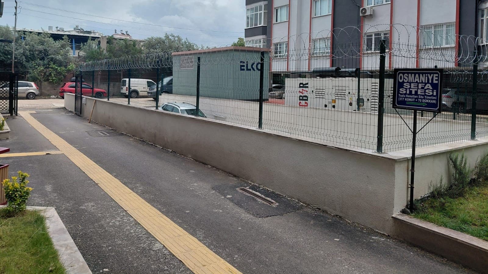 Şehir içinde site sınırına kurulmuş panel çit
