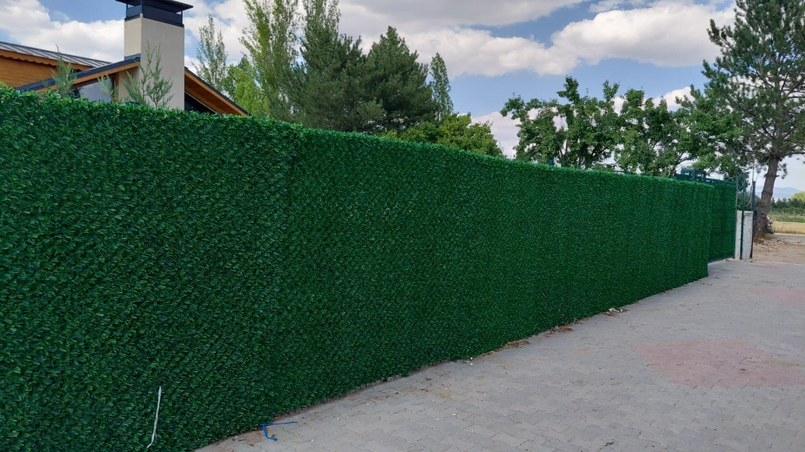 Panel çit üzerine uygulanmış yapay çim perde