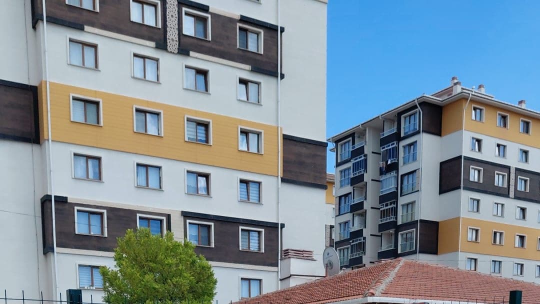 Kot farkı olan zeminde yapılan panel çit montajı