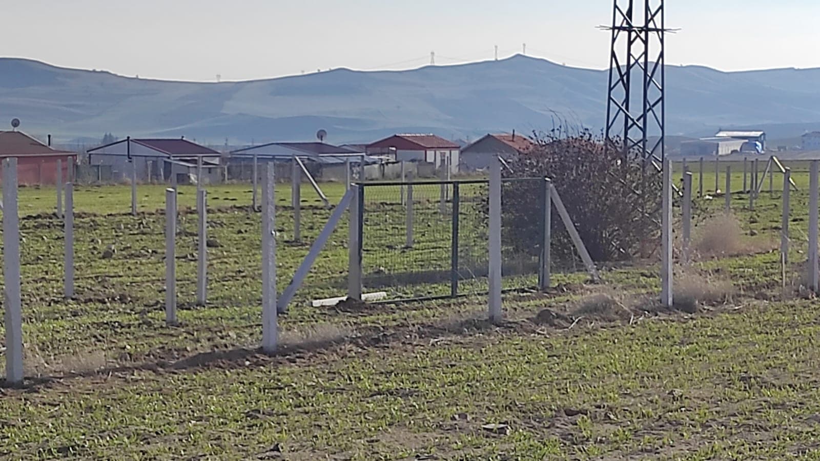 Tarım arazisi çevresine kurulmuş panel çit hattı