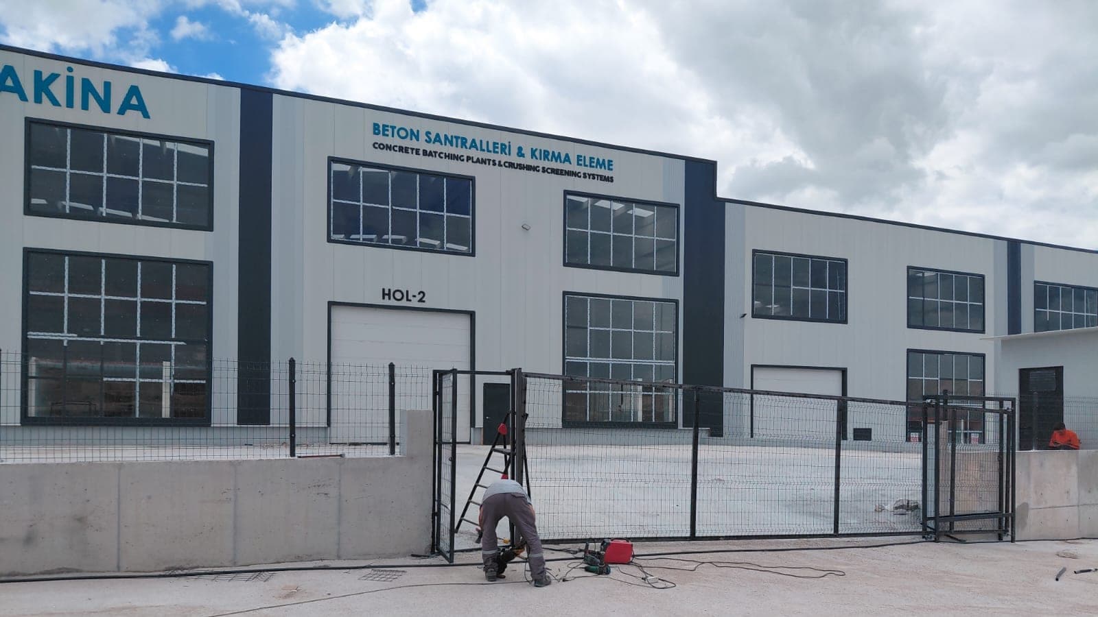 Sanayi tesisi çevresinde dikilmekte olan panel çit direkleri