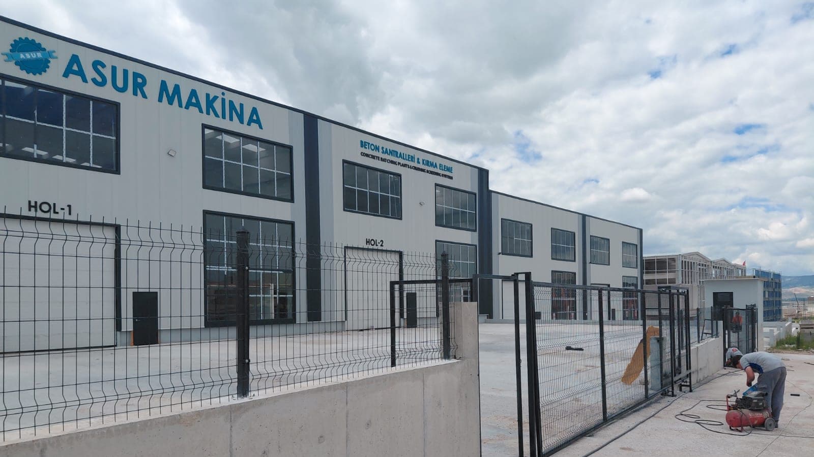 Sanayi tesisi çevresinde panel çit ve kapı sistemi
